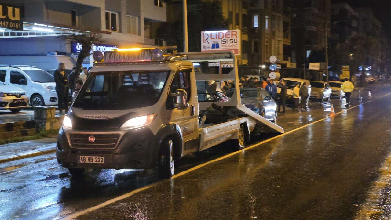 Muğla'da Ehliyetsiz ve Alkollü Sürücü Galeriye Daldı 1